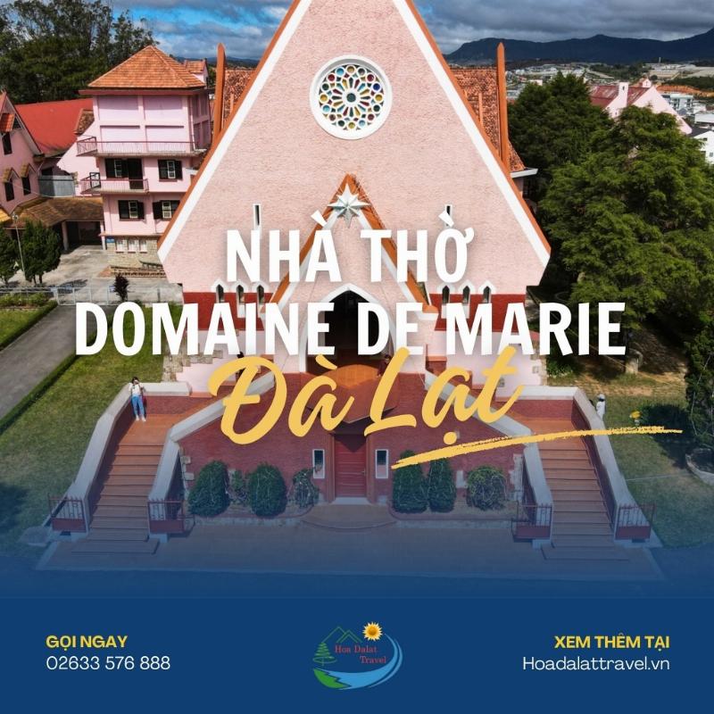 Du khách đi bộ trong khuôn viên xanh mát và yên bình của nhà thờ Domaine de Marie